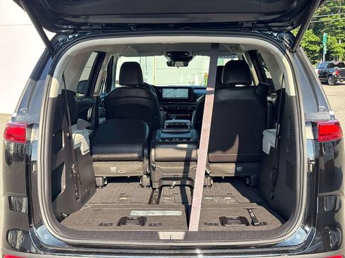 Used 2024 Kia Carnival EX FWD image 17