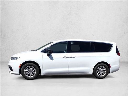 Used 2024 Chrysler Pacifica Touring-L FWD image 2