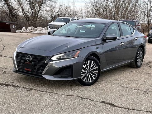 Used 2023 Nissan Altima 2.5 SV image 2