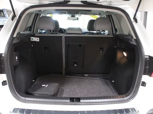 Used 2022 Volkswagen Taos SE w/ Panoramic Sunroof Package FWD image 15