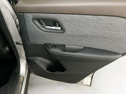 Used 2023 Nissan Rogue SV image 29