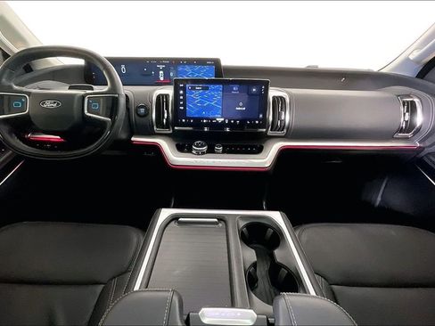 Used 2025 Ford Expedition Platinum image 21