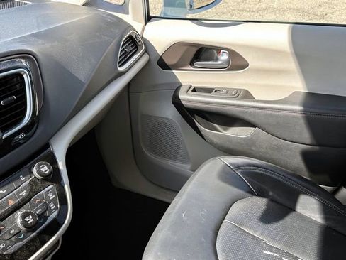 Used 2018 Chrysler Pacifica Touring-L FWD image 26