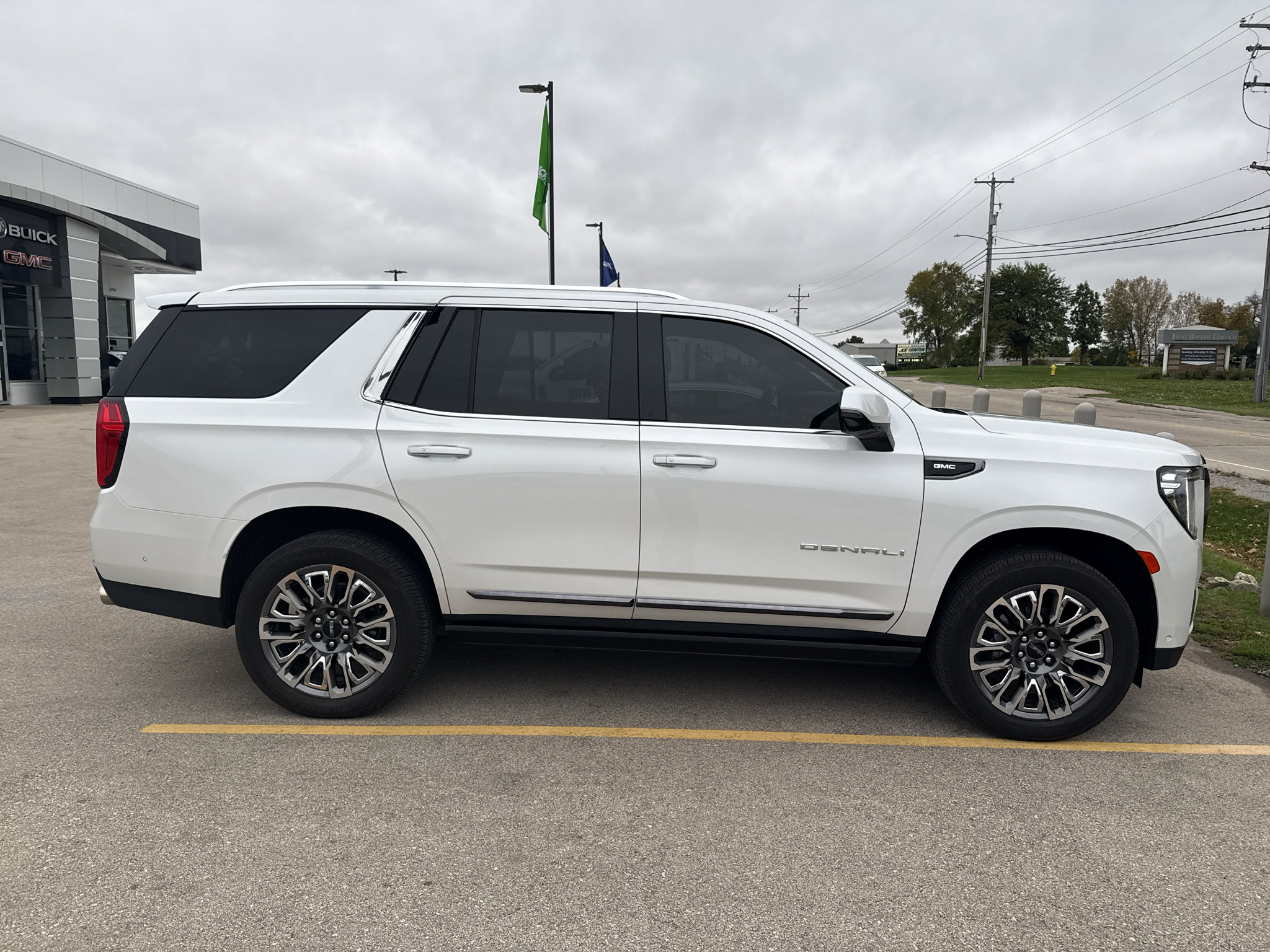 Used 2023 GMC Yukon Denali Ultimate AWD/4WD image 3