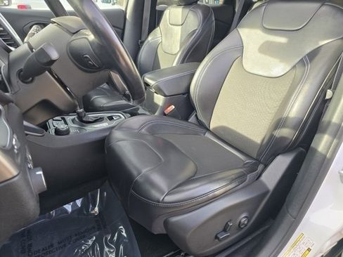 Used 2019 Jeep Cherokee Latitude Plus w/ Cold Weather Group image 5