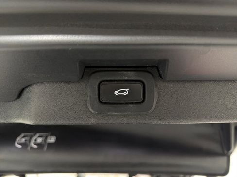 Used 2021 Land Rover Discovery S image 40