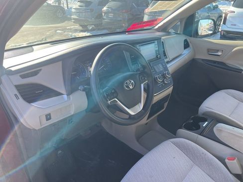 Used 2019 Toyota Sienna LE image 6