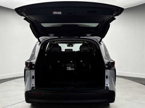 Used 2026 Toyota Sienna XLE FWD image 42