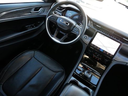 Used 2023 Jeep Grand Cherokee L Limited w/ Luxury Tech Group II image 9