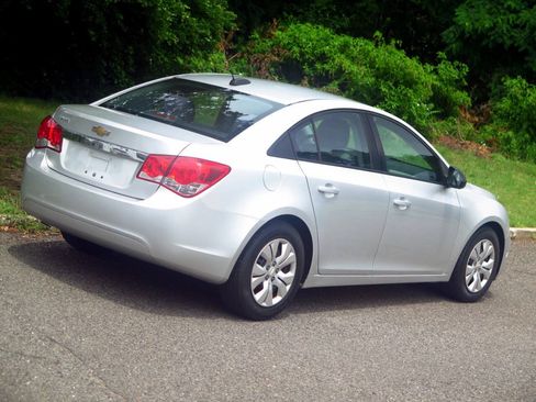Used 2015 Chevrolet Cruze LS FWD image 25