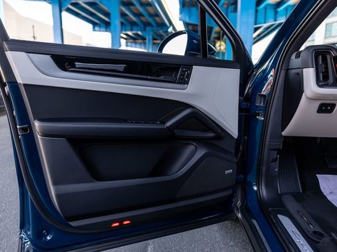 Certified 2025 Porsche Cayenne AWD/4WD image 40