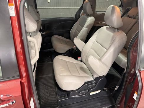 Used 2020 Toyota Sienna Limited image 12