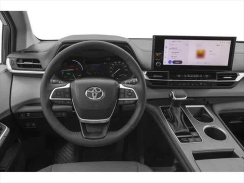 Used 2026 Toyota Sienna XLE FWD image 4