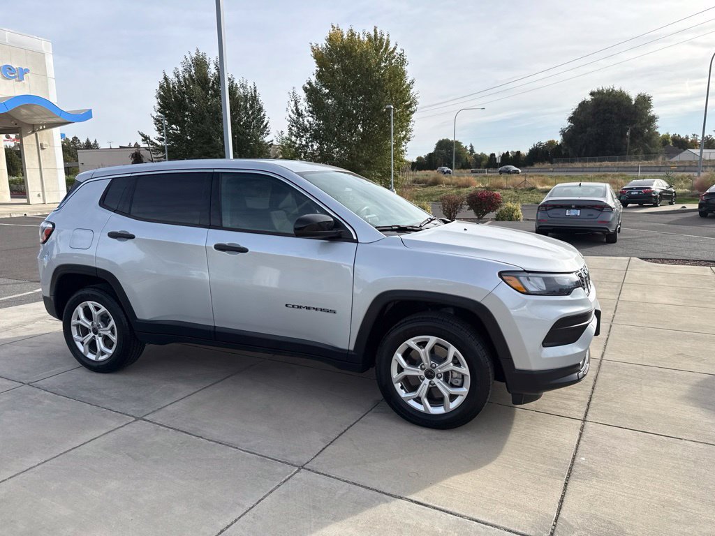 Used 2025 Jeep Compass Sport AWD/4WD image 3