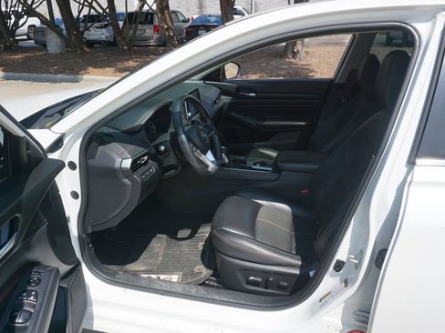 Used 2021 Nissan Altima 2.5 SR w/ SR Premium Package FWD image 2