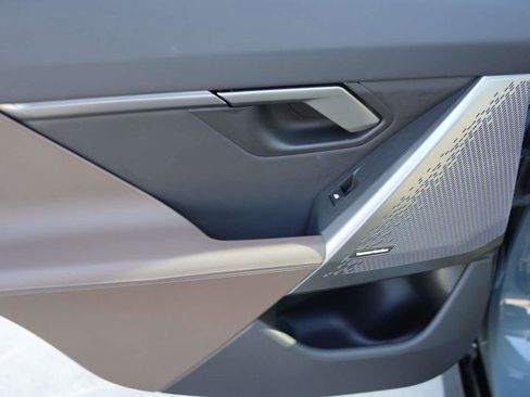 Used 2025 BMW i5 xDrive40 w/ Executive Package image 9