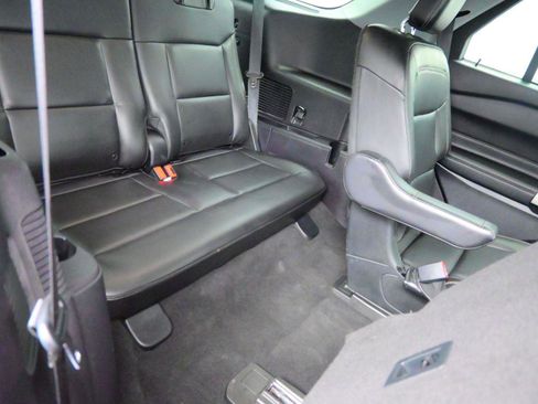 Used 2021 Ford Explorer XLT w/ Equipment Group 202A image 10