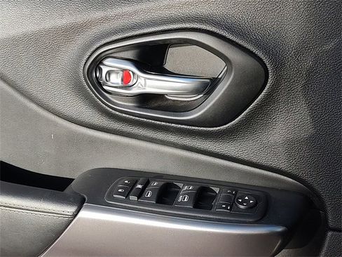 Certified 2021 Jeep Cherokee Latitude Lux w/ Comfort/Convenience Group image 28