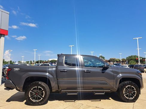 Used 2025 Toyota Tacoma TRD Sport w/ TRD Sport Upgrade Package AWD/4WD image 4