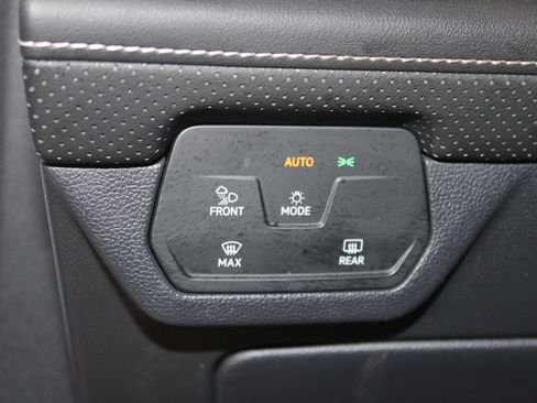 Used 2025 Volkswagen Atlas SE AWD/4WD image 10