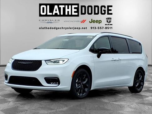 New 2026 Chrysler Pacifica Select image 1