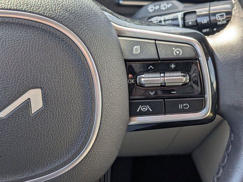 Used 2024 Kia Carnival LX image 28