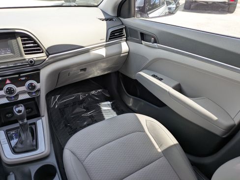 Used 2019 Hyundai Elantra SE w/ Winter Weather Package FWD image 16