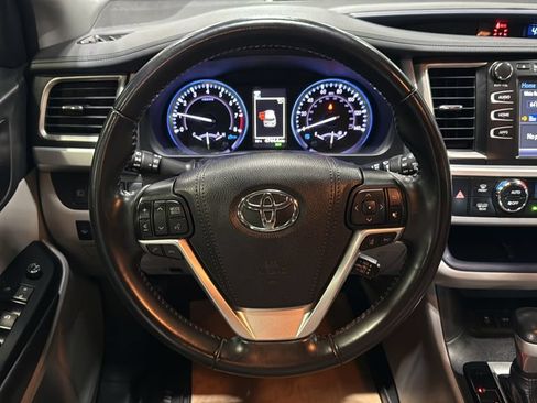Used 2019 Toyota Highlander XLE AWD/4WD image 19
