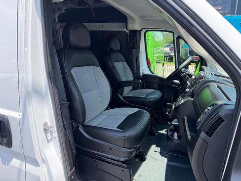 Used 2025 RAM ProMaster 2500 w/ Convenience Group FWD image 9