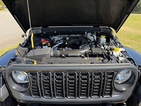 Used 2024 Jeep Gladiator Sport AWD/4WD image 28