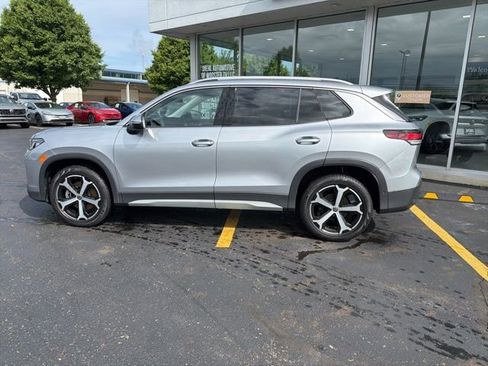 Used 2025 Volkswagen Tiguan SE AWD/4WD image 3