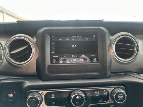Used 2020 Jeep Wrangler Unlimited Sahara AWD/4WD image 27