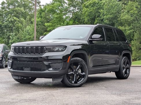 Used 2024 Jeep Grand Cherokee Altitude AWD/4WD image 4