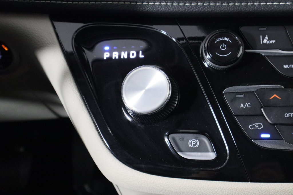 Used 2024 Chrysler Pacifica Limited FWD image 30