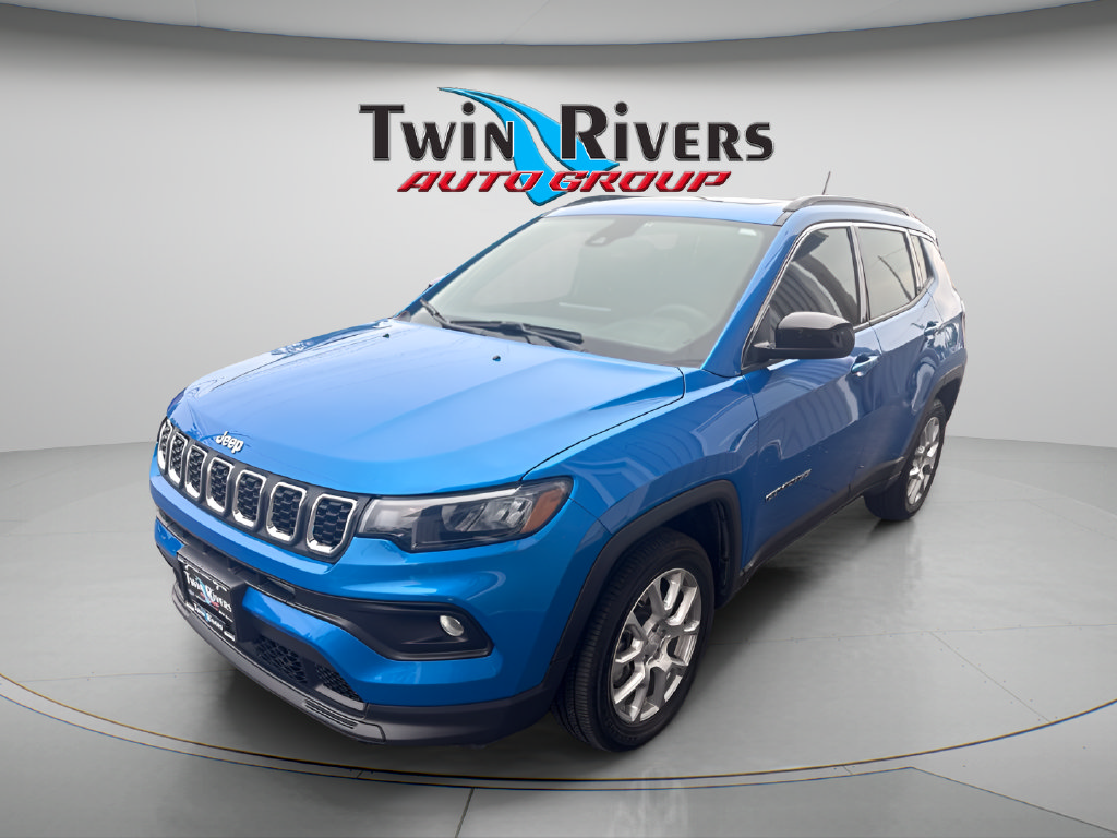 Used 2024 Jeep Compass Latitude w/ Sun and Sound Group AWD/4WD image 1
