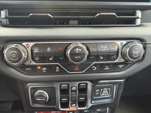 Used 2025 Jeep Wrangler Unlimited Rubicon 392 AWD/4WD image 24