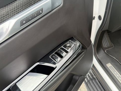 Used 2025 Cadillac Escalade ESV V w/ LPO, ONYX Package AWD/4WD image 12