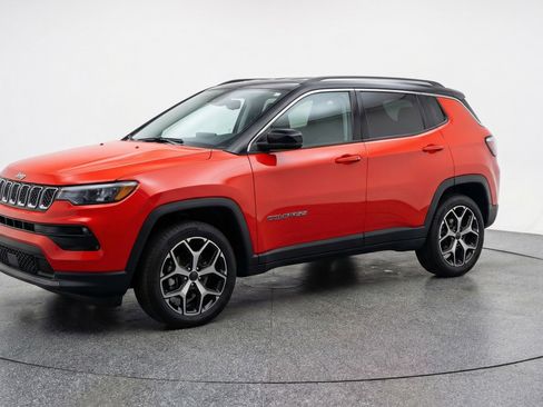 Used 2025 Jeep Compass Limited AWD/4WD image 3