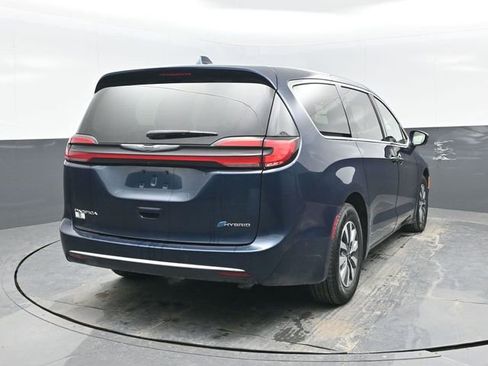 Used 2022 Chrysler Pacifica Touring-L w/ Uconnect Theater Family Group image 17
