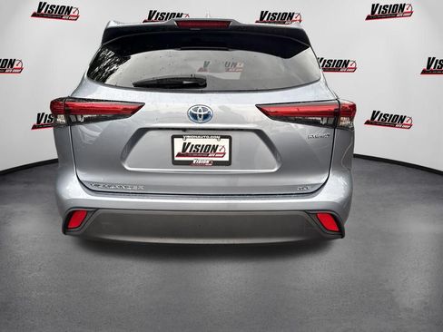 Used 2022 Toyota Highlander XLE AWD/4WD image 6