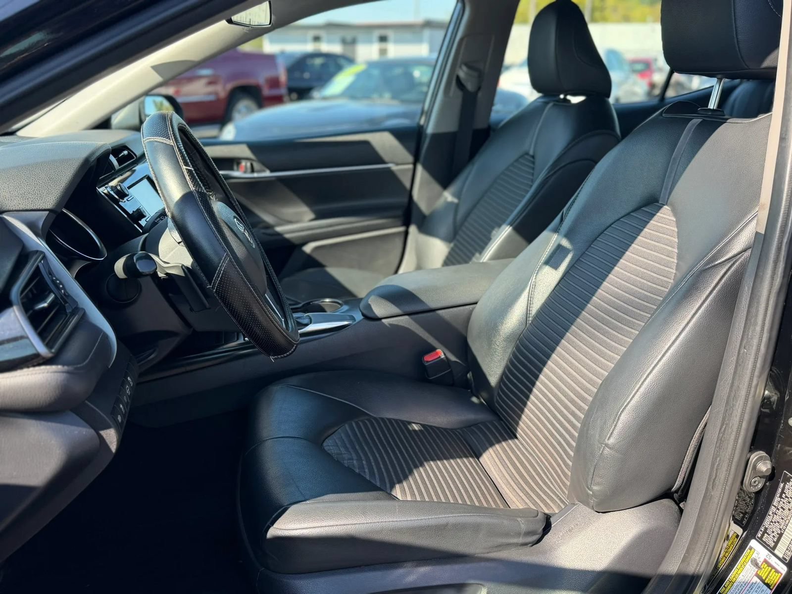Used 2019 Toyota Camry SE FWD image 5