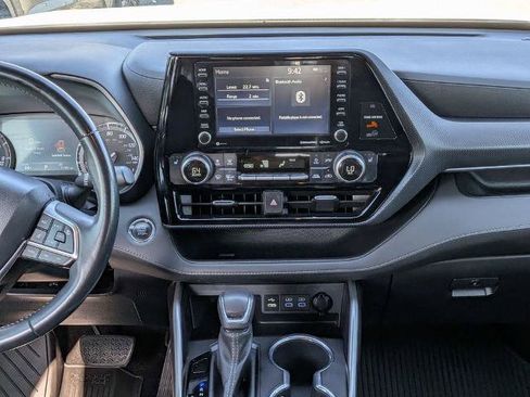 Used 2022 Toyota Highlander XSE FWD image 18