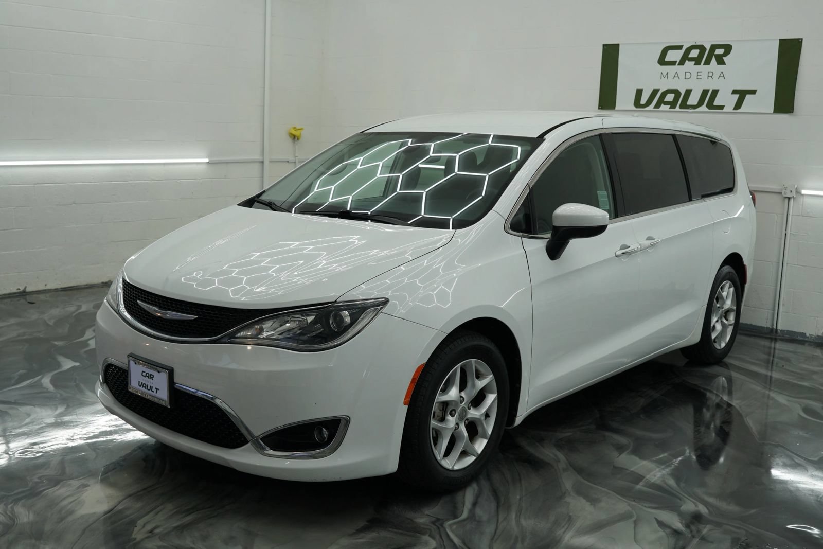 Used 2017 Chrysler Pacifica Touring Plus w/ Tire & Wheel Group FWD image 2