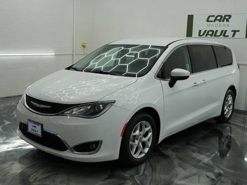 Used 2017 Chrysler Pacifica Touring Plus w/ Tire & Wheel Group FWD image 2