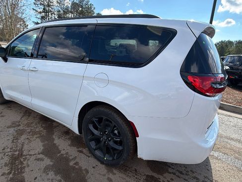 New 2026 Chrysler Pacifica Select image 10