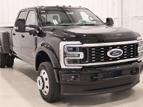 New 2026 Ford F450 Platinum w/ FX4 Off-Road Package AWD/4WD image 3