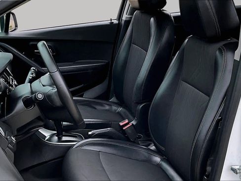 Used 2020 Chevrolet Trax LT w/ LT Convenience Package FWD image 8