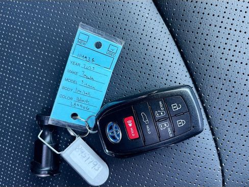 Used 2025 Toyota Sienna Limited FWD image 36