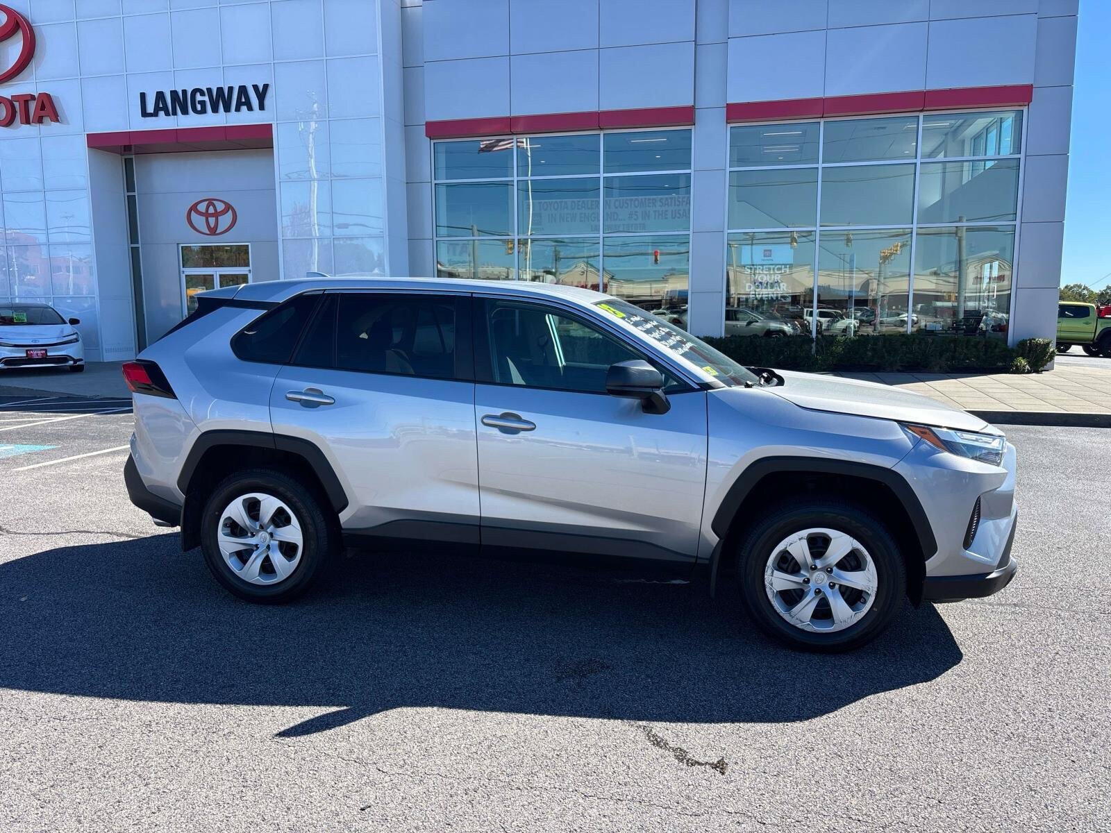 Used 2023 Toyota RAV4 LE AWD/4WD image 2