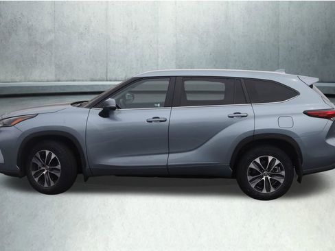 Used 2023 Toyota Highlander XLE AWD/4WD image 14